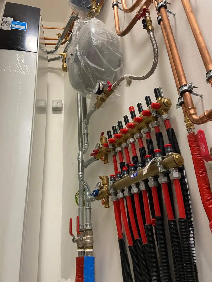 Pompe à chaleur et collecteur de chauffage au sol, installés par MEZATEC