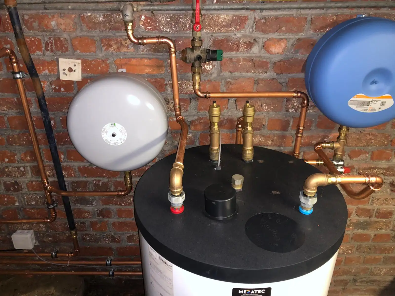 Ballon d'eau chaude avec vanne mélangeuse thermostatique, installé par MEZATEC
