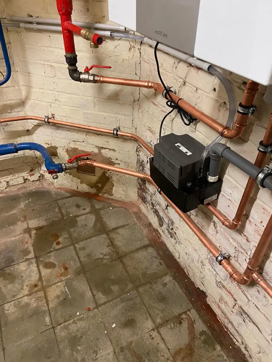 Chaudière à condensation avec sa pompe de relevage des condensats, installée par MEZATEC