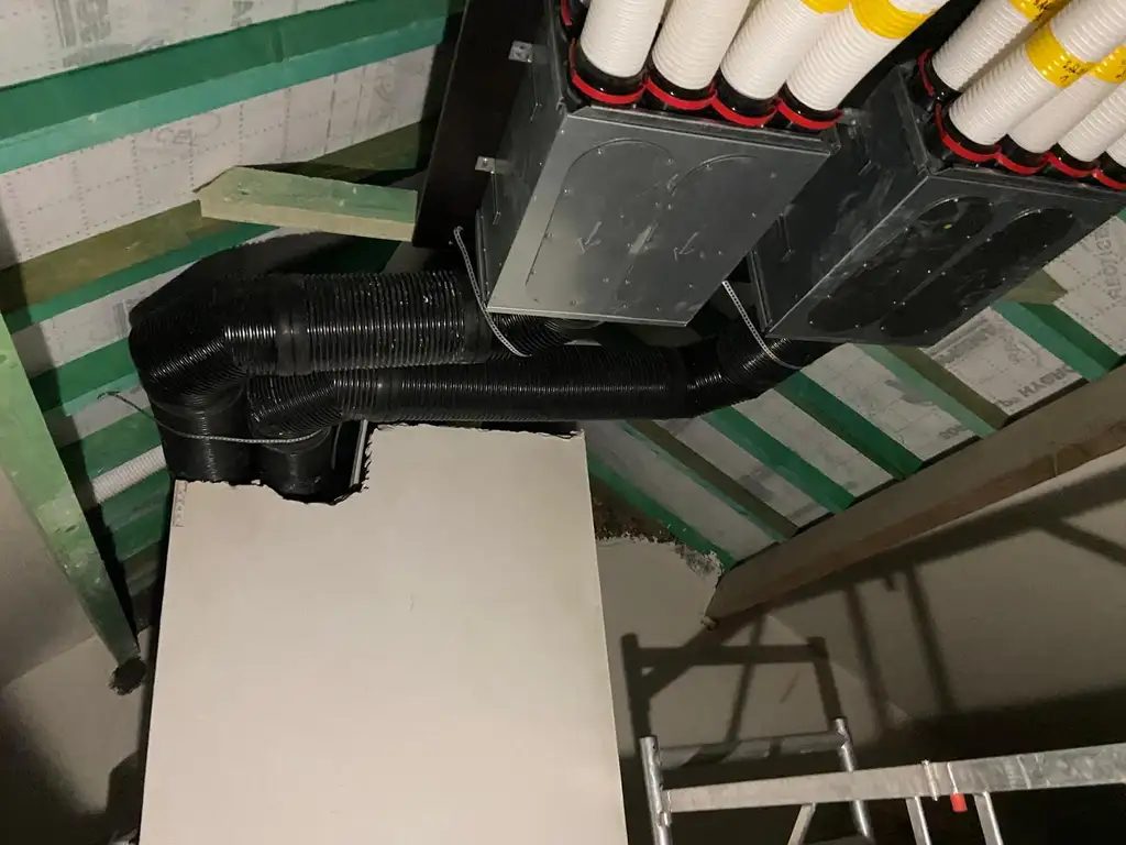Collecteurs de ventilation posés sous toiture par MEZATEC